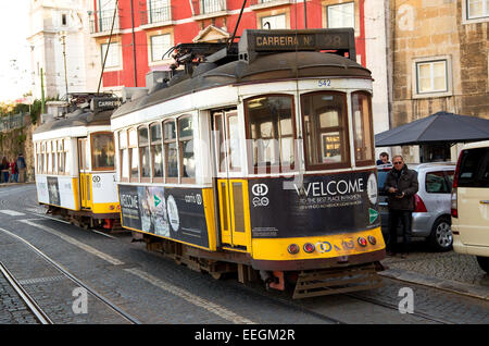 Lissabon - 9. Januar: Eine alte traditionelle Straßenbahn am 9. Januar 2015, in Lissabon, Portugal. Lissabons Straßenbahnlinie 28 gehört zu t Stockfoto