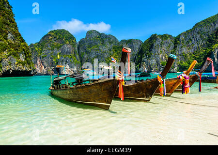 Maya Bay ist eine atemberaubend schöne Bucht, die von 100 Meter hohen Klippen auf drei Seiten mit mehreren Stränden mit weichem w geschützt ist Stockfoto