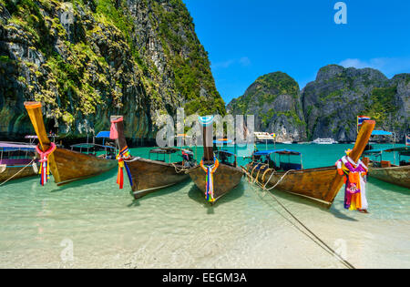 Maya Bay ist eine atemberaubend schöne Bucht, die von 100 Meter hohen Klippen auf drei Seiten mit mehreren Stränden mit weichem w geschützt ist Stockfoto