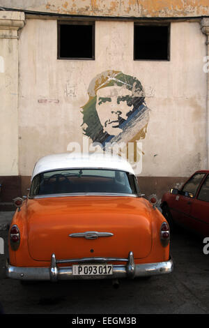 Havanna Kuba Che Guevara Wandbild mit alten Auto Stockfoto