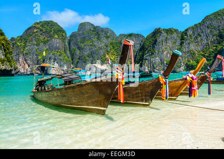 Maya Bay ist eine atemberaubend schöne Bucht, die von 100 Meter hohen Klippen auf drei Seiten mit mehreren Stränden mit weichem w geschützt ist Stockfoto