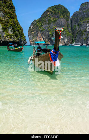 Maya Bay ist eine atemberaubend schöne Bucht, die von 100 Meter hohen Klippen auf drei Seiten mit mehreren Stränden mit weichem w geschützt ist Stockfoto