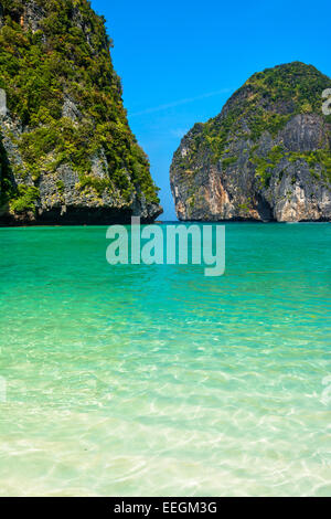 Maya Bay ist eine atemberaubend schöne Bucht, die von 100 Meter hohen Klippen auf drei Seiten mit mehreren Stränden mit weichem w geschützt ist Stockfoto