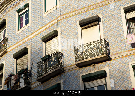 Lissabon - 10. Januar: Das äußere eines traditionellen portugiesischen Stadthauses am 10. Januar 2015, in Lissabon, Portugal. Portug Stockfoto