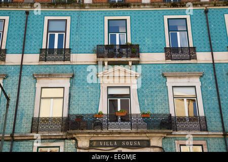 Lissabon - 10. Januar: Das äußere eines traditionellen portugiesischen Stadthauses am 10. Januar 2015, in Lissabon, Portugal. Portug Stockfoto