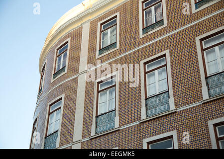 Lissabon - 10. Januar: Das äußere eines traditionellen portugiesischen Stadthauses am 10. Januar 2015, in Lissabon, Portugal. Portug Stockfoto