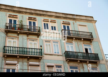 Lissabon - 10. Januar: Das äußere eines traditionellen portugiesischen Stadthauses am 10. Januar 2015, in Lissabon, Portugal. Portug Stockfoto