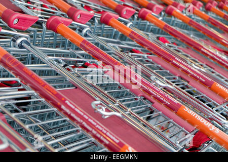 Sainsbury Einkaufswagen gestapelt. Stockfoto