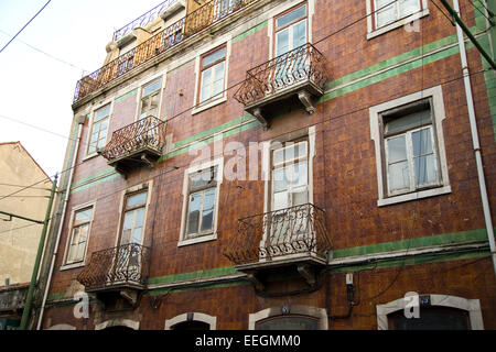 Lissabon - 10. Januar: Das äußere eines traditionellen portugiesischen Stadthauses am 10. Januar 2015, in Lissabon, Portugal. Portug Stockfoto