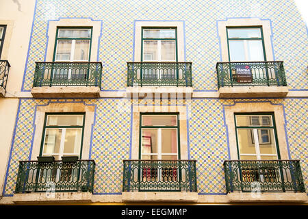 Lissabon - 10. Januar: Das äußere eines traditionellen portugiesischen Stadthauses am 10. Januar 2015, in Lissabon, Portugal. Portug Stockfoto