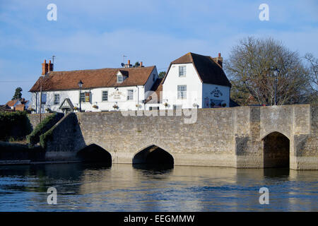 Die Nag es Head Pub auf der alten Steinstraße Brücke über den Fluss Themse in Abingdon, Oxfordshire. Stockfoto