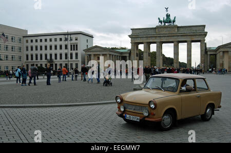 Ein hinterbliebener vintage Trabant mit das Brandenburger Tor im Hintergrund. Stockfoto