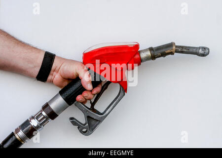 Mann hält Gas Pumpe Düse Stockfoto