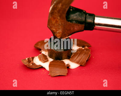 Cadbury Creme Ei zerschlagen von Hammer, London Stockfoto