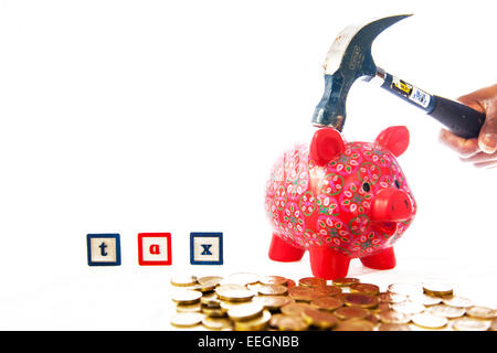 steigende Kosten Bargeld Stapel Stapel Wort Münzen Pfund Pfund Mehrwertsteuer Einnahmen Einkommen Kopie Besteuerung Raum weißen Hintergrund ausschneiden Geld Steuern Stockfoto