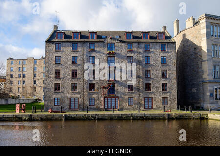 Eine alte Lagerhalle umgebaut zu Wohnungen in Leith Docks, Edinburgh, Schottland. Stockfoto