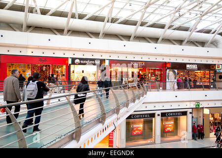 Lissabon, PORTUGAL - 12. Januar 2015: das Innere des Vasco da Gama Shopping Center in Lissabon am 12. Januar 2015 Lissabon Stockfoto