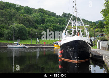 Boote in das Becken am Ende des Crinan Canal, Schottland. Stockfoto