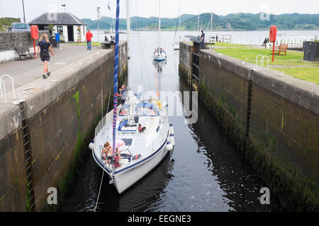 Eine Yacht, die Eingabe der ersten Schleuse in Crinan auf den Crinan Kanal in Schottland. Stockfoto