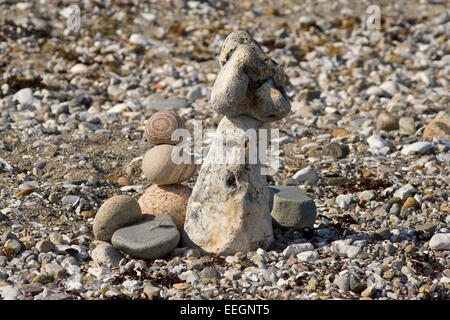 Kleine Skulptur aus Stein am Strand gefunden Stockfoto