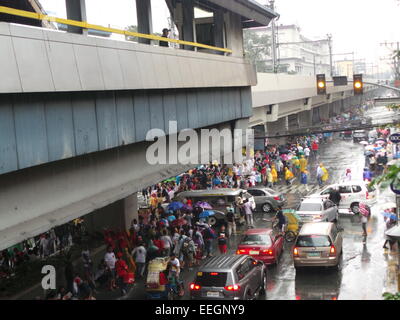 Manila, Philippinen. 18. Januar 2015. Nicht einmal Typhoon Amang Dauerregen Duschen über Manila und die kühle Brise der Monsunwinde, die einen Durchschnitt von 21 – 25 Grad Celsius kalten Wetter bringt hält die 6 Millionen philippinische Pilger in sehen Papst Francis auf seine letzte heilige Messe auf den Philippinen in Quirino-Tribüne in Manila stattfand. Die Millionen von katholischen Gläubigen, die nach Manila strömten ertragen die sintflutartigen Wetterlage nur um einen Einblick in seine Heiligkeit zu nehmen. Bildnachweis: Sherbien Dacalanio / Alamy Live News Stockfoto