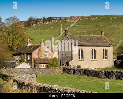 Großbritannien, Derbyshire, Tideswell, Litton-Dorf, Häuser und alte Kapelle unterhalb Litton Kante Stockfoto