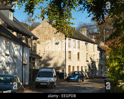 UK, Derbyshire, Tideswell, Sherwood Road, renovierte neu ehemalige Spinnerei unter terrassenförmig angelegten Bungalows Stockfoto