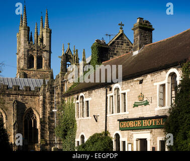 UK, Derbyshire, Tideswell, Kirche St. Johannes der Täufer, neben George Hotel-pub Stockfoto