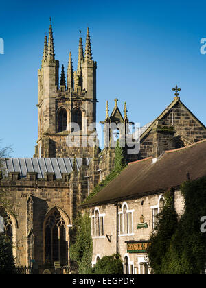 UK, Derbyshire, Tideswell, Kirche St. Johannes der Täufer, neben George Hotel-Gaststätte Stockfoto