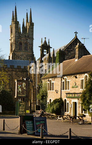 UK, Derbyshire, Tideswell, Kirche St. Johannes der Täufer, neben George Hotel Public House, Herbst Stockfoto