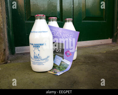 UK, Derbyshire, Peak District, Tideswell, lokalen Farm tägliche frische Milchlieferung Flaschen vor Haustür Stockfoto