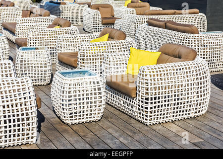 Zeitgenössische Möbel auf der Terrasse Stockfoto