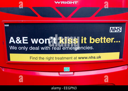 London, Großbritannien. 18. Jan 2015. (Nhs) National Health Service auf einem öffentlichen Bus, die im Zuge der jüngsten Zahlen kommt Werbung zeigte nhs seine Wartezeit Ziele auf Unfall- und Notfalldiensten Credit: Amer ghazzal/alamy Leben Nachrichten verpasst hatte Stockfoto