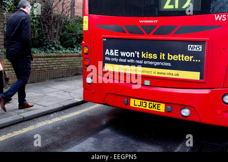 London, Großbritannien. 18. Jan 2015. (Nhs) National Health Service auf einem öffentlichen Bus, die im Zuge der jüngsten Zahlen kommt Werbung zeigte nhs seine Wartezeit Ziele auf Unfall- und Notfalldiensten Credit: Amer ghazzal/alamy Leben Nachrichten verpasst hatte Stockfoto