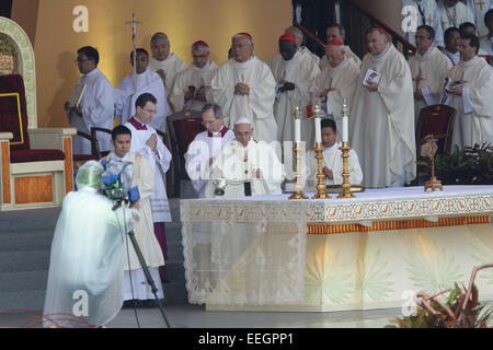 Manila, Philippinen. 18. Januar 2018. Papst Francis führt die Schließung Masse auf Quirino-Tribüne, Rizal Park am 18. Januar 2015. Die Masse wurde durch eine Schätzung von 6 Millionen Menschen besucht. Foto von Mark Cristino. Bildnachweis: Mark Fredesjed Cristino/Alamy Live-Nachrichten Stockfoto