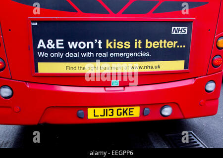 London, Großbritannien. 18. Januar 2015. (Nhs) National Health Service auf einem öffentlichen Bus, die im Zuge der jüngsten Zahlen kommt Werbung zeigte nhs seine Wartezeit Ziele auf Unfall- und Notfalldiensten verpasst hatte Stockfoto