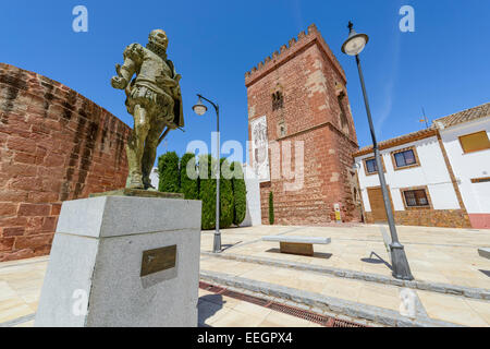 Miguel de Cervantes Statue vor Big Tower der große vorherige (oder Torreon von Don Juan de Austria) in Alcázar de San Juan Stockfoto