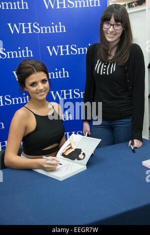 Milton Keynes, UK. 18. Januar 2015. Die ehemalige The nur Weg ist Essex Sterne Lucy Mecklenburgh signiert ihr Buch "Body Beautiful". Bildnachweis: Chris Yates/Alamy Live-Nachrichten Stockfoto