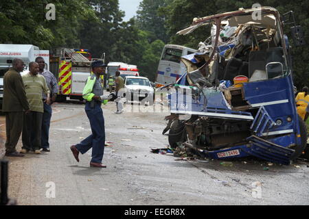 Harare. 18. Januar 2015. Rettungskräfte arbeiten auf dem Gelände des Busunfall auf einer Autobahn in der Nähe von Harare, Hauptstadt von Simbabwe. am 18. Januar 2015. Mindestens 25 Menschen getötet und 46 weitere schwer verletzt in einen frontalen Zusammenstoß zwischen zwei öffentliche Busse auf einer Autobahn in der Nähe von Simbabwes Hauptstadt Harare am Sonntag, ein Top Polizei-Sprecher sagte. Bildnachweis: Wan Da/Xinhua/Alamy Live-Nachrichten Stockfoto