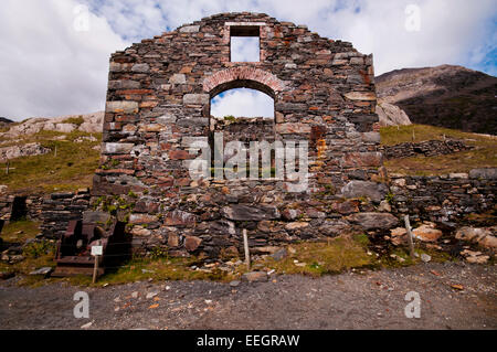 Zerstörten vernichtende Mühle befindet sich neben der Bergleute-Strecke auf dem Weg zum Snowdon von Pen-y-Pass in Snowdonia-Nationalpark. Stockfoto