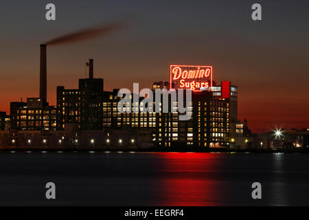 Das ikonische Domino Zucker-Schild am Inner Harbor in Baltimore, Maryland Stockfoto