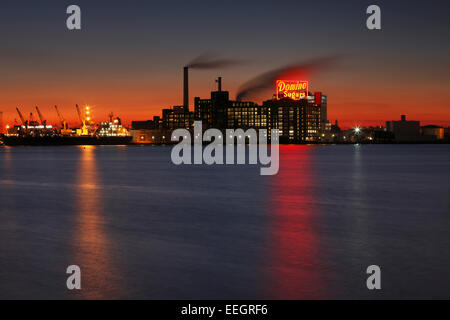 Das ikonische Domino Zucker-Schild am Inner Harbor in Baltimore, Maryland Stockfoto