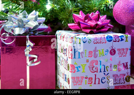 Nahaufnahme von hübsch verpackte Chistmas Geschenke unter Baum im modernen Design und Farben Stockfoto