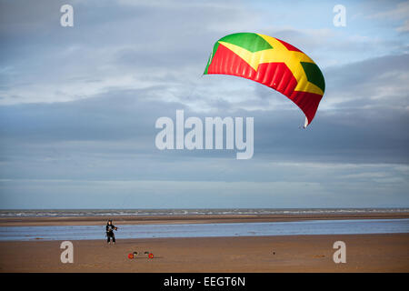 Southport, Merseyside, England. 18. Januar 2015. Carl Kirton, von Preston Landboarding an seinem Lieblingsplatz am Strand von Ainsdale in steifen Nordwinde, an der Nordwestküste. Carl ist der Teamfahrer für Peter Lynn Kiteboarding in Preston, und gewann 2. & 3. in verschiedenen Disziplinen in die Endrunde der britischen Meisterschaften am 12.-14. September 2014 in North Devon statt. Bildnachweis: Mar Photographics/Alamy Live-Nachrichten Stockfoto