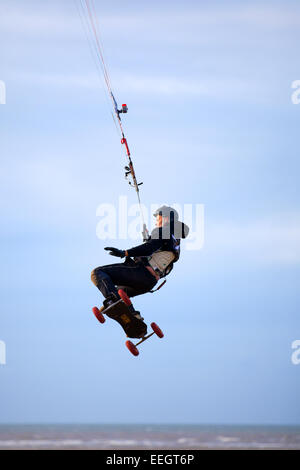 Southport, Merseyside, England. 18. Januar 2015. Carl Kirton, von Preston Landboarding an seinem Lieblingsplatz am Strand von Ainsdale in steifen Nordwinde, an der Nordwestküste. Carl ist der Teamfahrer für Peter Lynn Kiteboarding in Preston, und gewann 2. & 3. in verschiedenen Disziplinen in die Endrunde der britischen Meisterschaften am 12.-14. September 2014 in North Devon statt. Bildnachweis: Mar Photographics/Alamy Live-Nachrichten Stockfoto