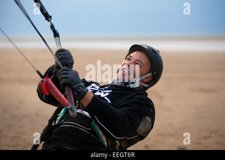 Carl Kirton, von Preston, landend an seinem Lieblingsplatz am Ainsdale Beach, Southport, in steifen Nordwinden, an der Nordwestküste. Carl ist Teamfahrer für Peter Lynn Kiteboarding in Preston und gewann den 2. Und 3. Platz in verschiedenen Disziplinen im Finale der British Championships vom 12. Bis 14. September 2014 in North Devon. Stockfoto