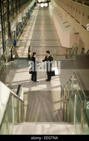 Geschäft paar Händeschütteln an der Unterseite der Treppe Stockfoto