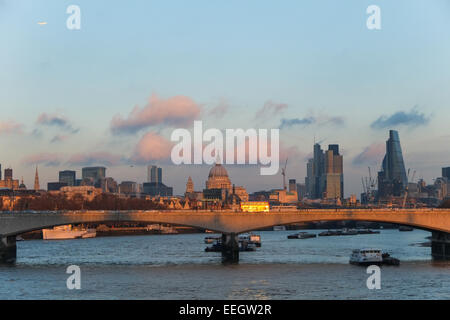 Westminster, London, UK. 18. Januar 2015. Die Sonne geht in London auf was vorhergesagt ist die kälteste Nacht des Winters zu sein. Bildnachweis: Matthew Chattle/Alamy Live-Nachrichten Stockfoto