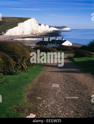 Ende November Blick auf die sieben Schwestern und Coastguard Cottages bei Cuckmere Haven, East Sussex, UK Stockfoto