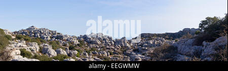 El Torcal de Antequera, Sierra del Torcal, Antequera, Málaga, Andalusien, Spanien. Panoramablick über die karstigen Felsformationen. Stockfoto